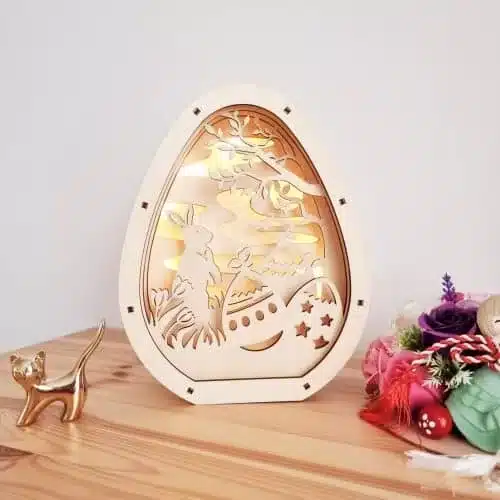 Decorațiune CreativArt unică de Paște: Ou din lemn cu iepurași și leduri i1