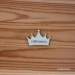 Figurine personalizate pe oglindă aurie coroana