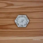 Figurine personalizate pe oglindă aurie hexagon cu initiala