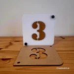 Număr de casă alb cifre aurii 1