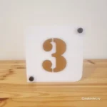 Număr de casă alb cifre aurii