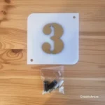 Număr de casă alb cifre aurii 2