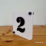 Număr de casă alb cifre negre 1