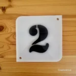 Număr de casă alb cifre negre 2