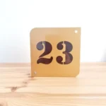 Număr de casă auriu cifre negre 1