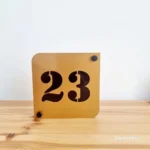 Număr de casă auriu cifre negre