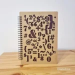 Agenda din lemn cu simboluri tipografice